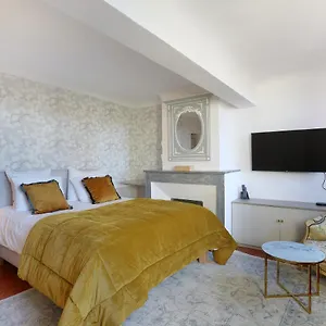 Les De Montigny Apartment